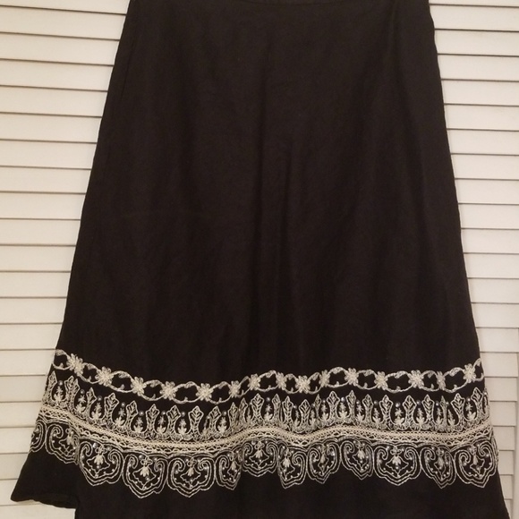 Black linen skirt with cream embroidery size 6P - Picture 1 of 3